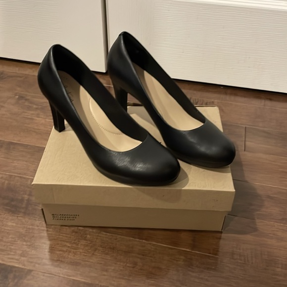 🌸Sold🌸.      Clarks Stylish and trendy classic Black leather pump - Picture 10 of 10